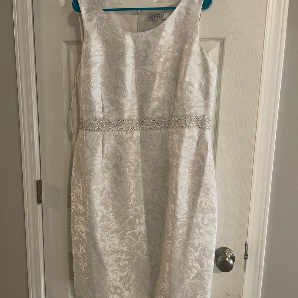 Kasper sleeveless dress with an embellished waist